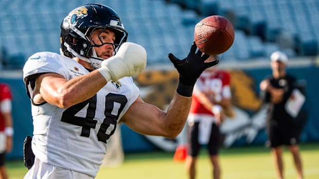 Jaguars linebacker Chad Muma (White and Black Uniform) hauls in a pass.