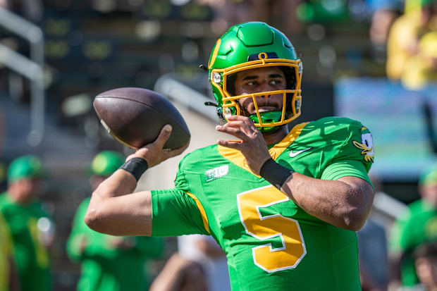 Oregon Ducks quarterback Dante Moore throws out a pass during warm ups as the Oregon Ducks host the Idaho Vandals