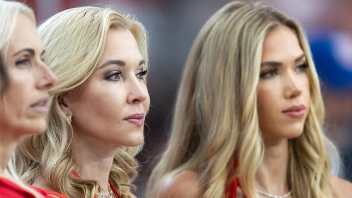Kansas City Chiefs owner Tavia Hunt and daughter Gracie Hunt against the Arizona Cardinals during a preseason NFL game 