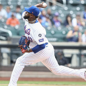 Jun 30, 2024; New York City, New York, USA;  New York Mets starting pitcher Luis Severino (40) pitches in the first inning against the Houston Astros at Citi Field. Mandatory Credit: Wendell Cruz-USA TODAY Sports