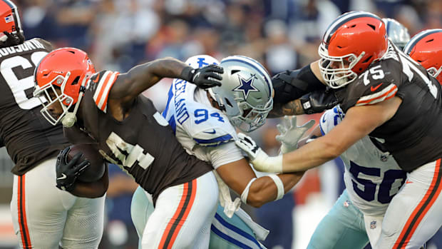 Cleveland Browns running back Jerome Ford (34) runs for a short gain as guard Joel Bitonio (75) shoves Dallas Cowboys defensi