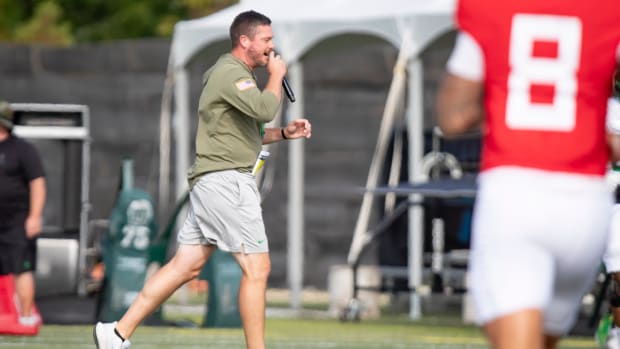 Oregon head coach Dan Lanning calls out directions during practice with the Oregon Ducks