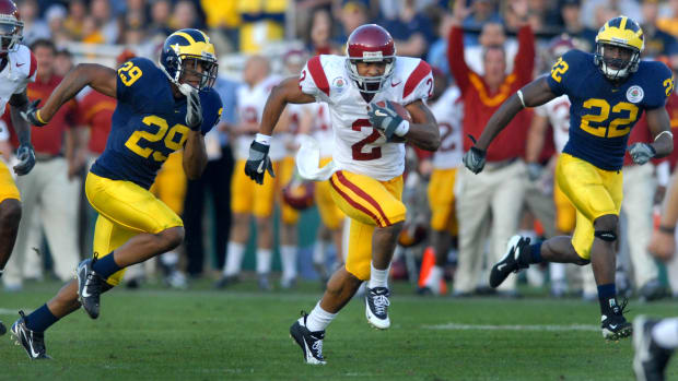 USC wide receiver Steve Smith sprints upfield with Michigan defensive backs in pursuit at the 2007 Rose Bowl Game