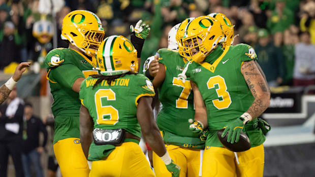 Oregon tight end Terrance Ferguson celebrates a touchdown alongside teammates as the Oregon Ducks