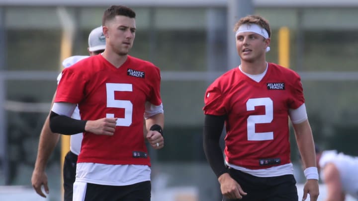 New York Jets quarterbacks Mike White (left) and Zach Wilson. 