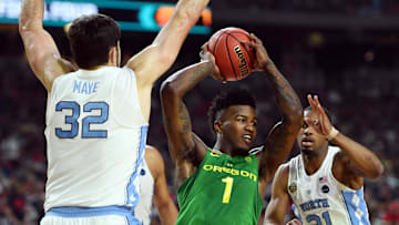 Apr 1, 2017; Glendale, AZ, USA; Oregon Ducks forward Jordan Bell (1) passes the ball against North Carolina.