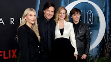 Sofia Hublitz, Jason Bateman, Laura Linney y Skylar Gaertner protagonizan Ozark