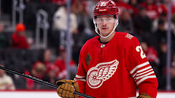 Chicago Blackhawks v Detroit Red Wings