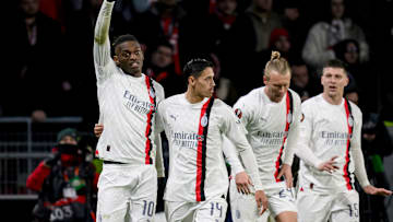 L'esultanza di gruppo del Milan.