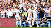 Karim Benzema festeggiato dopo il gol