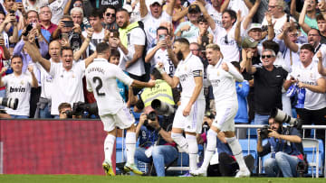 Karim Benzema festeggiato dopo il gol