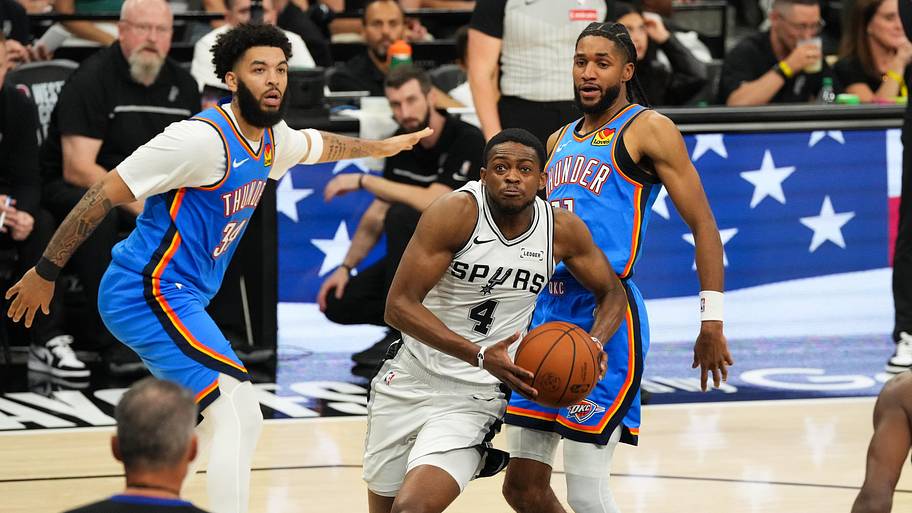 Spurs guard De’Aaron Fox drives the ball past Thunder guard Isaiah Joe in the fourth quarter of Game 4.