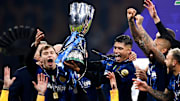 Nicolò Barella e Joaquin Correa festeggiano la Supercoppa 