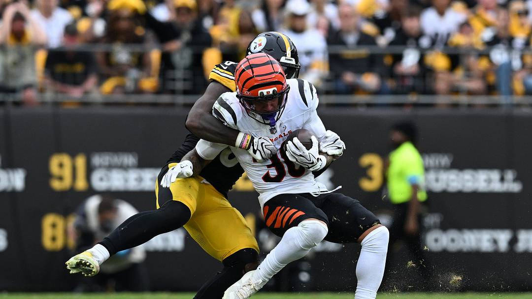 Sep 27, 2026; Pittsburgh, Pennsylvania, USA; Pittsburgh Steelers linebacker Patrick Queen (6) tackles Cincinnati Bengals halfback Chase Brown (30) during the fourth quarter at Acrisure Stadium. Mandatory Credit: Barry Reeger-Imagn Images Sep 27, 2026; Pittsburgh, Pennsylvania, USA; Pittsburgh Steelers linebacker Patrick Queen (6) tackles Cincinnati Bengals halfback Chase Brown (30) during the fourth quarter at Acrisure Stadium. Mandatory Credit: Barry Reeger-Imagn Images