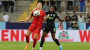 Bayerns Glodis Viggosdottir duelliert sich mit Lineth Beerensteyn