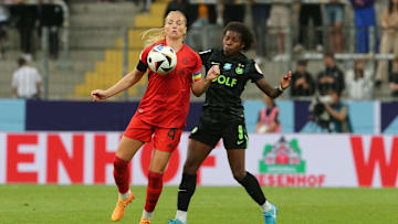 Bayerns Glodis Viggosdottir duelliert sich mit Lineth Beerensteyn