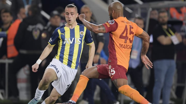 Dimitris Pelkas, Marcao'yu geçmeye çalışıyor. Dimitris Pelkas, Marcao'yu geçmeye çalışıyor.