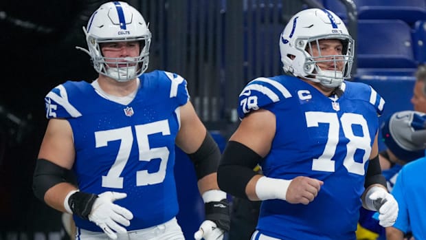 Minnesota Vikings guard Will Fries and center Ryan Kelly