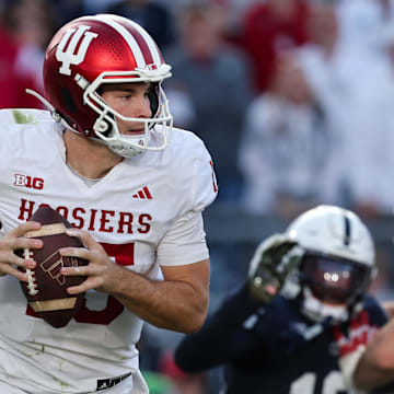 Indiana Hoosiers' quarterback Fernando Mendoza (15).