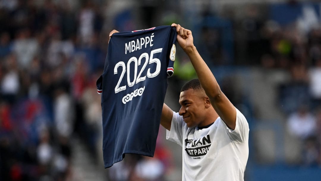 Mbappé lors de sa prolongation de contrat Mbappé lors de sa prolongation de contrat
