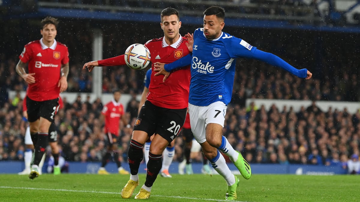 Man utd v everton what channel sales