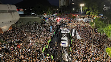 Torcida do Botafogo lotou as ruas da Zona Sul do Rio de Janeiro para celebrar título da Libertadores