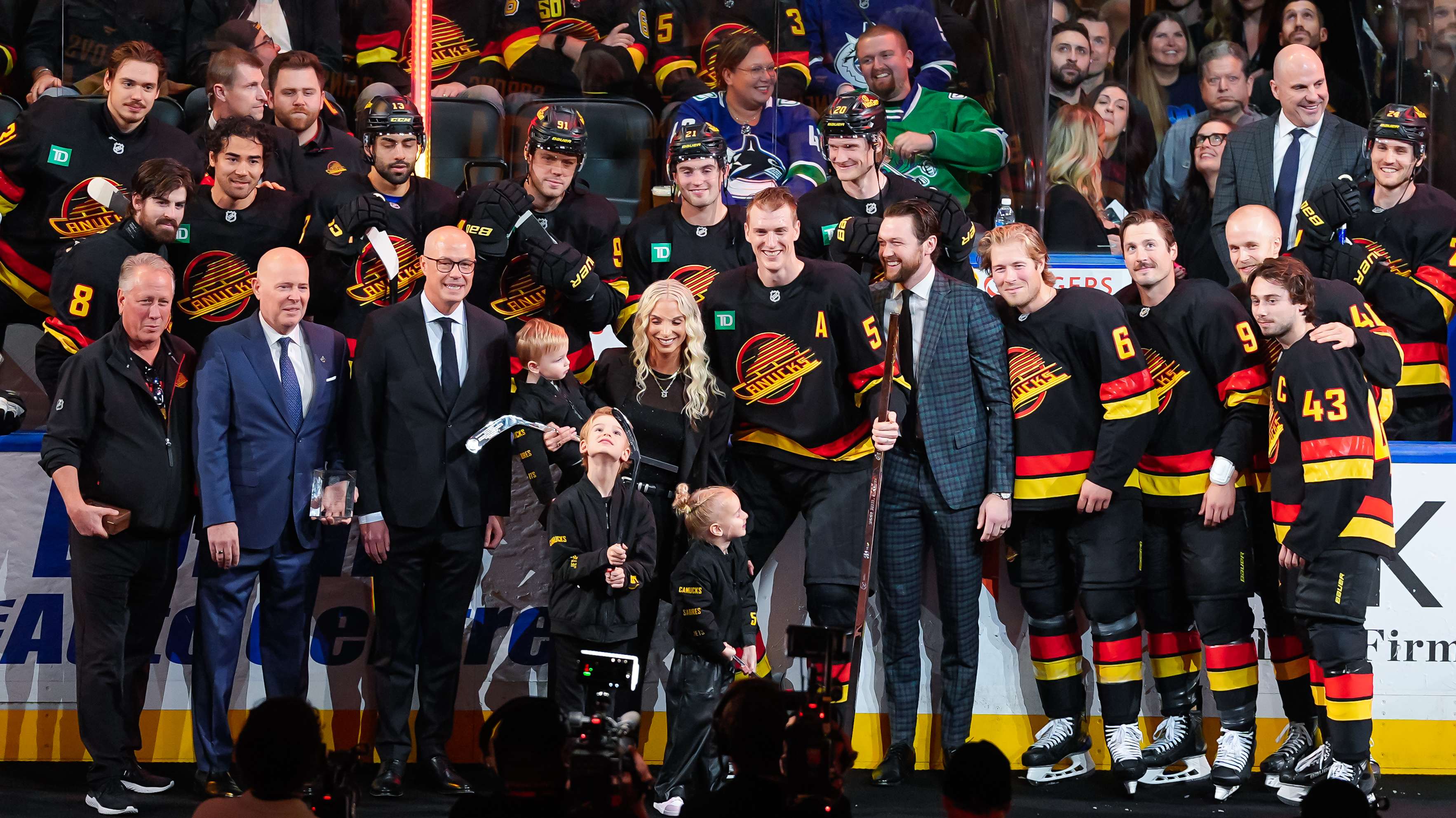 觀看：加人隊球員泰勒·邁爾斯榮獲 1,000 場 NHL 比賽里程碑