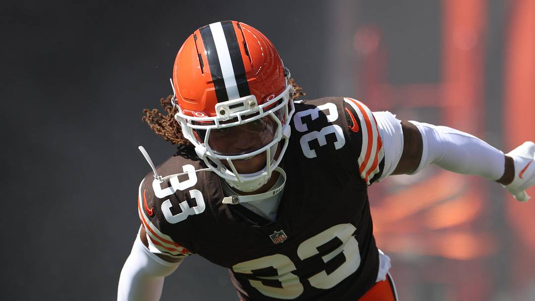 Cleveland Browns safety Ronnie Hickman (33)