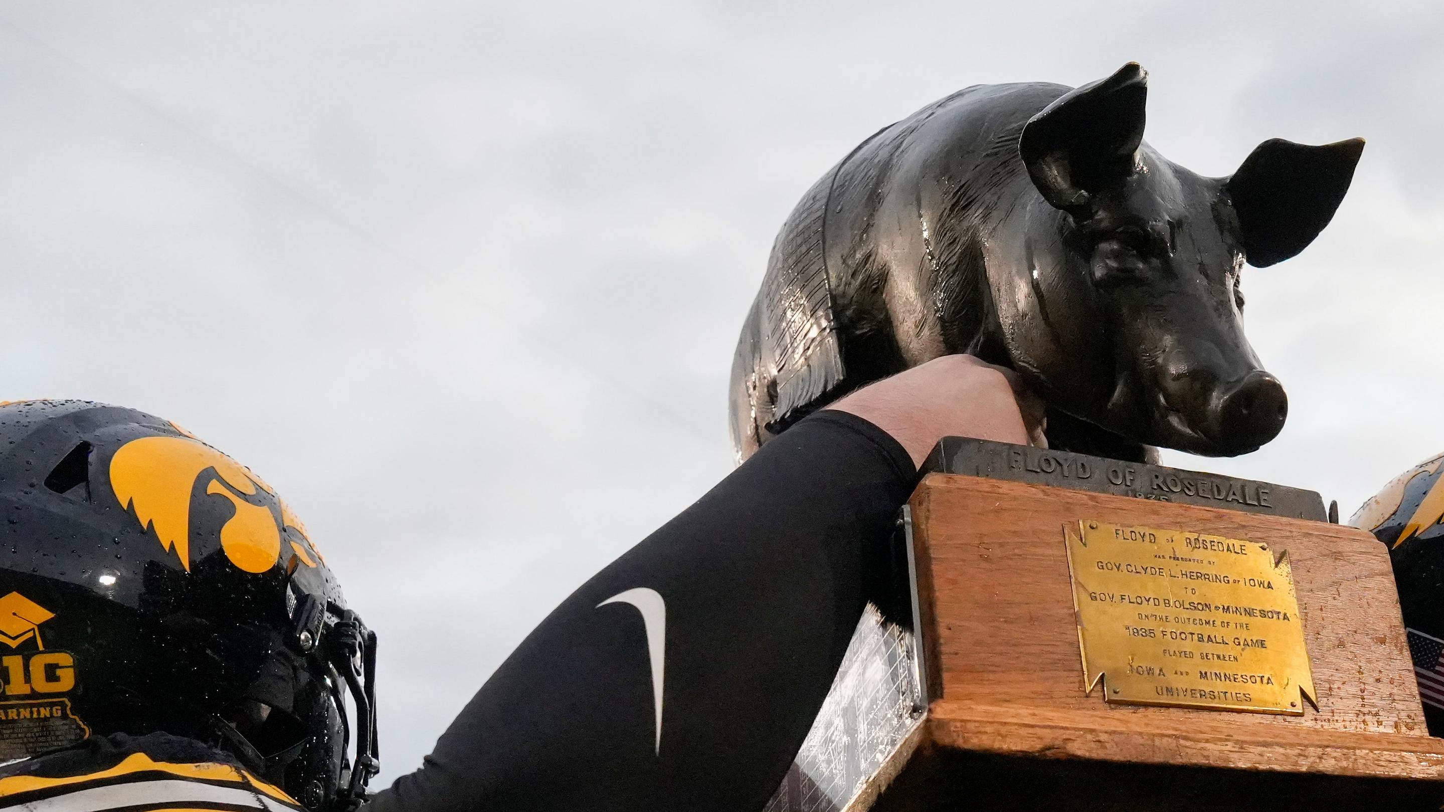 Why Iowa Football Should Love Its Kickoff Time Against Minnesota
