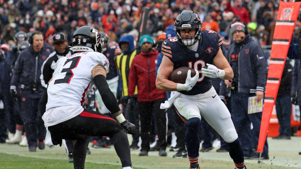 Chicago Bears tight end Robert Tonyan (18) makes a catch against Atlanta Falcons safety Jessie Bates III 