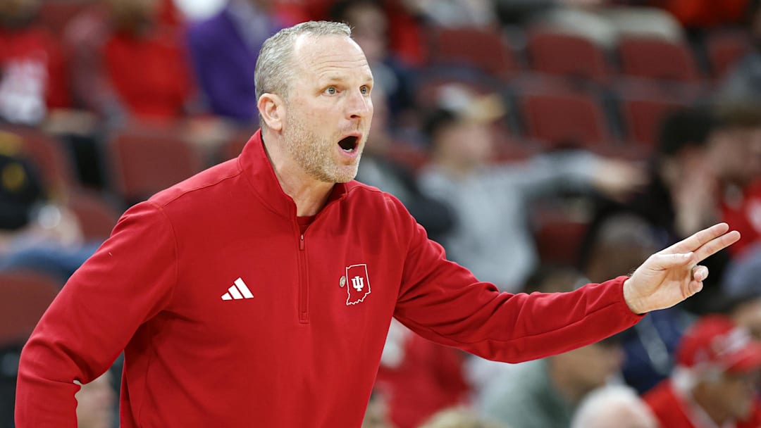 Indiana Hoosiers coach Darian DeVries instructs his team against the Northwestern Wildcats at United Center. 