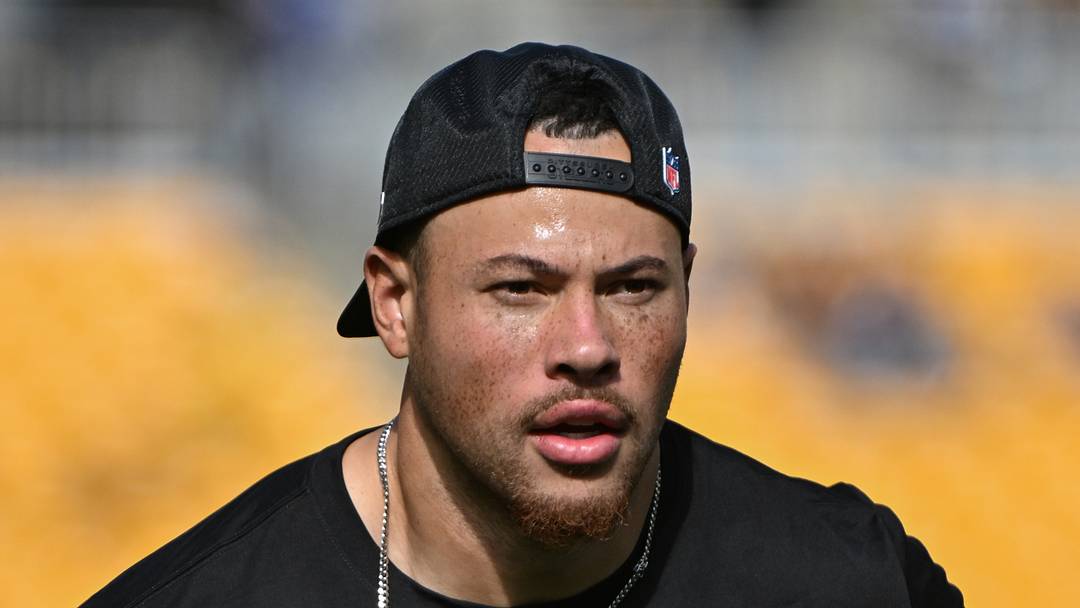 Pittsburgh Steelers linebacker Alex Highsmith warms up Pittsburgh Steelers linebacker Alex Highsmith warms up