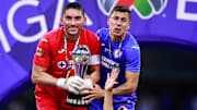 José de Jesús Corona y Julio César Domínguez alzando el cetro de la Liga MX con Cruz Azul.