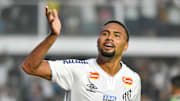 O Santos tenta chegar ao topo da tabela da Série B.