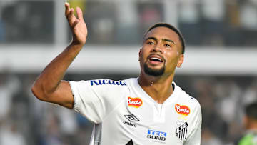 O Santos tenta chegar ao topo da tabela da Série B