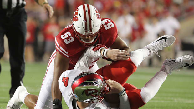 Wisconsin linebacker T.J. Edwards (53) sacks Western Kentucky quarterback Drew Eckels