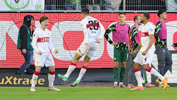 Chema Andres (mi.) und Angelo Stiller (li.) halten das Stuttgarter Mittelfeld zusammen