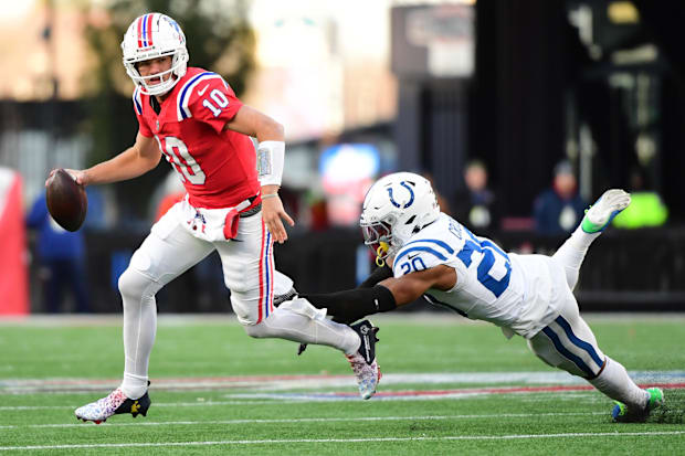 New England Patriots quarterback Drake Maye (10) runs with the ball while Indianapolis Colts