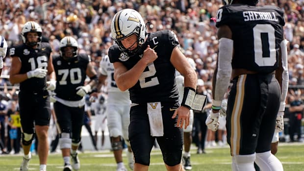 El mariscal de campo de Vanderbilt, Diego Pavia (2), celebró su touchdown contra el estado de Utah.