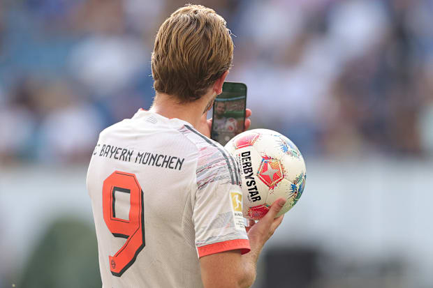 แฮร์รี่ เคนถ่ายเซลฟี่หลังจากทำแฮตทริกอีกครั้ง แฮร์รี่ เคนถ่ายเซลฟี่หลังจากทำแฮตทริกอีกครั้ง