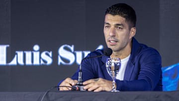 Luis Suárez entre lágrimas, brindando la conferencia de prensa en la que anunció su retiro