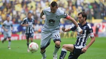 Rubens Sambueza en la pelea de un balón.