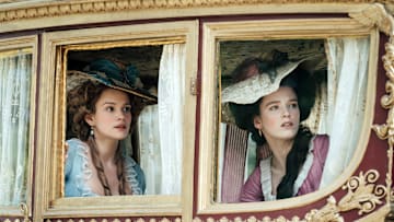 Emilia Schüle (Marie Antoinette), Liah O’Prey (Yolande)