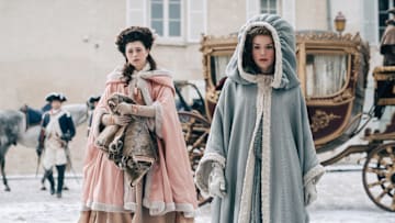 Jasmine Blackborow (Princesse de Lamballe), Emilia Schüle (Marie Antoinette)