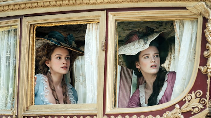 Emilia Schüle (Marie Antoinette), Liah O’Prey (Yolande)