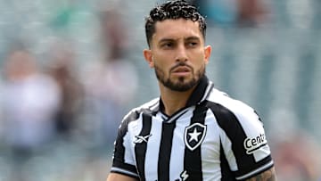 Alex Telles tem situação indefinida no Botafogo
