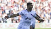 El jugador Luis Suárez celebra un gol.