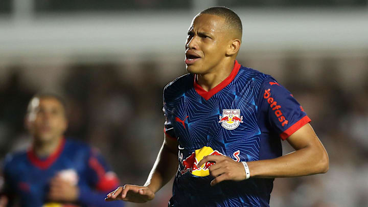 Jhon Jhon marcou o gol da vitória do Bragantino na Vila Belmiro