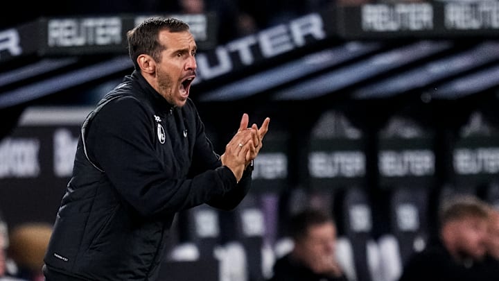 Julian Schuster an der Seitenlinie gegen Mönchengladbach