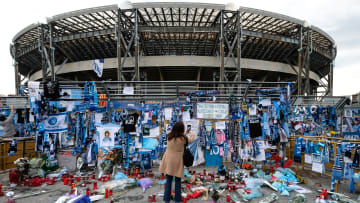 Los aficionados del Napoli dejaron sus tributos alrededor del Estadio Diego Maradona (ex San Paolo)